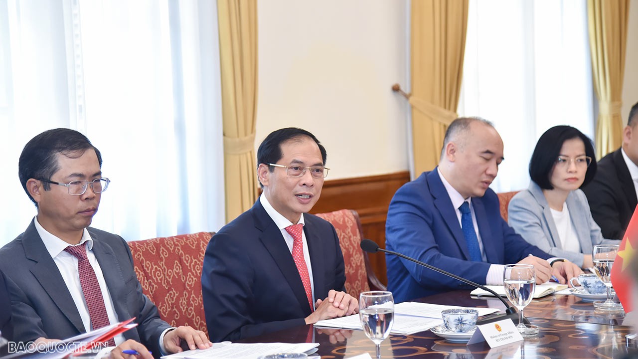 Foreign Minister Bui Thanh Son welcomed Australian counterpart Penny Wong