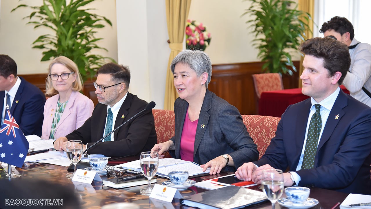 Foreign Minister Bui Thanh Son welcomed Australian counterpart Penny Wong