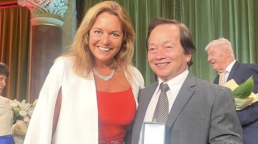 Giáo sư người Việt được trao tặng Huân chương Hungary cao quý