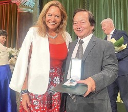 Giáo sư người Việt được trao tặng Huân chương Hungary cao quý