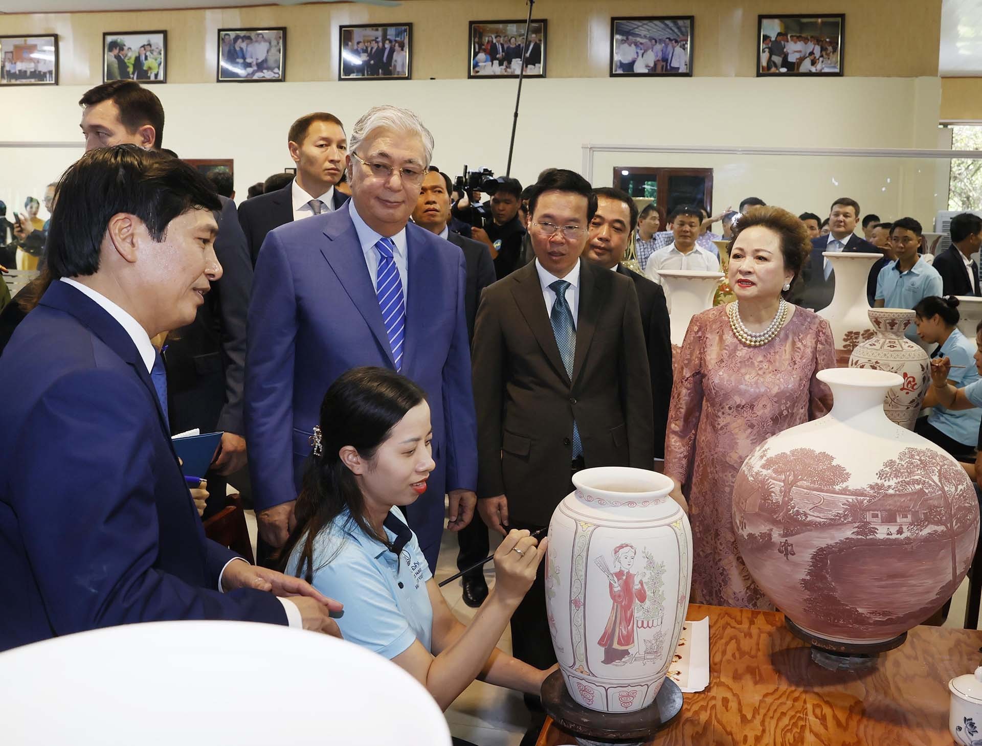 Chủ tịch nước Võ Văn Thưởng và Tổng thống Kazakhstan Kassym-Jomart Tokayev thăm xưởng sản xuất, xem nghệ nhân hoàn thiện sản phẩm gốm Chu Đậu. (Nguồn: TTXVN)
