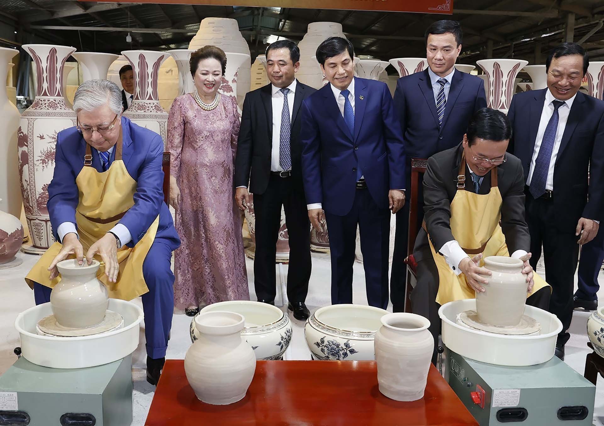 Chủ tịch nước Võ Văn Thưởng và Tổng thống Kazakhstan Kassym-Jomart Tokayev trải nghiệm trực tiếp quy trình sản xuất gốm Chu Đậu. (Nguồn: TTXVN)