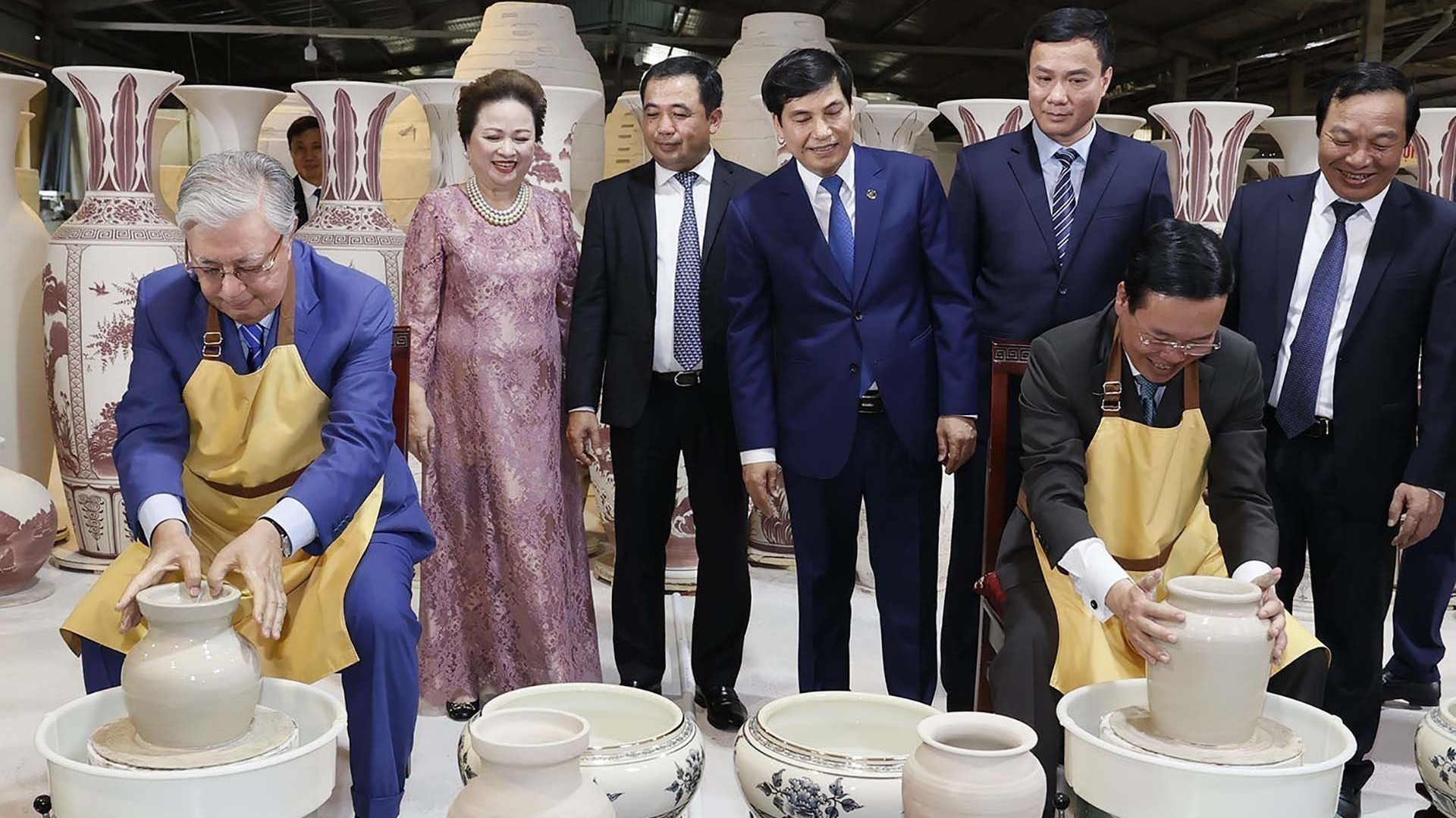 Chủ tịch nước Võ Văn Thưởng và Tổng thống Kazakhstan tham quan Làng gốm Chu Đậu