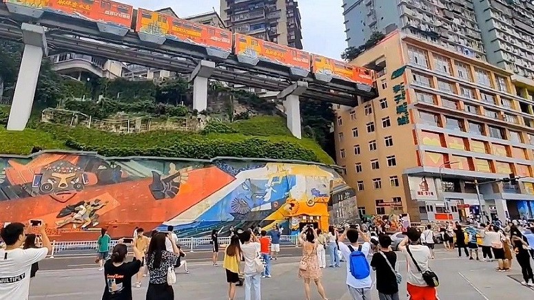 Trung Quốc: Đoàn tàu điện xuyên qua tòa nhà 19 tầng hút khách du lịch đến với Trùng Khánh