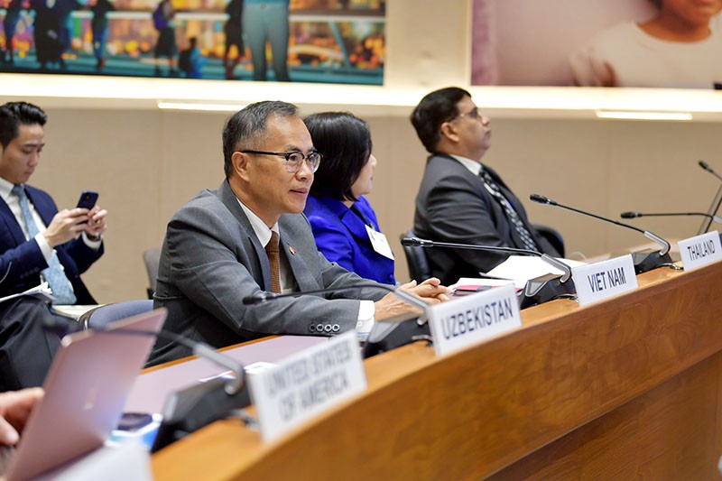 Đại sứ Phan Chí Thành dẫn đầu đoàn đại biểu Việt Nam tham dự phiên họp.