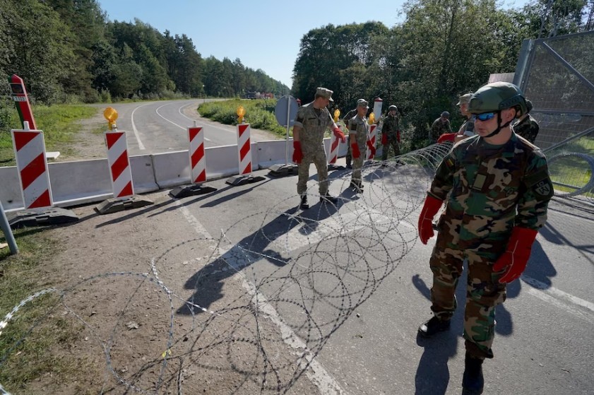 Litva đã lắp đặt dây thép gai vào tuần trước tại Sumskas, trên biên giới với Belarus. Đại sứ quán Hoa Kỳ cảnh báo rằng các con đường rời khỏi Belarus có thể trở nên hạn chế hơn. (Janis Laizans/Reuters)
