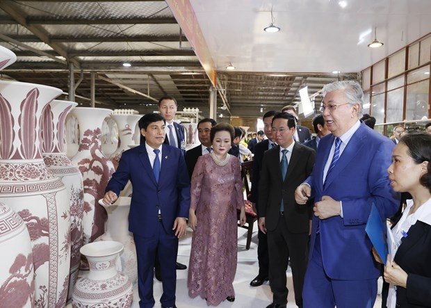 Vietnamese, Kazakh Presidents visit Chu Dau ancient pottery village in Hai Duong