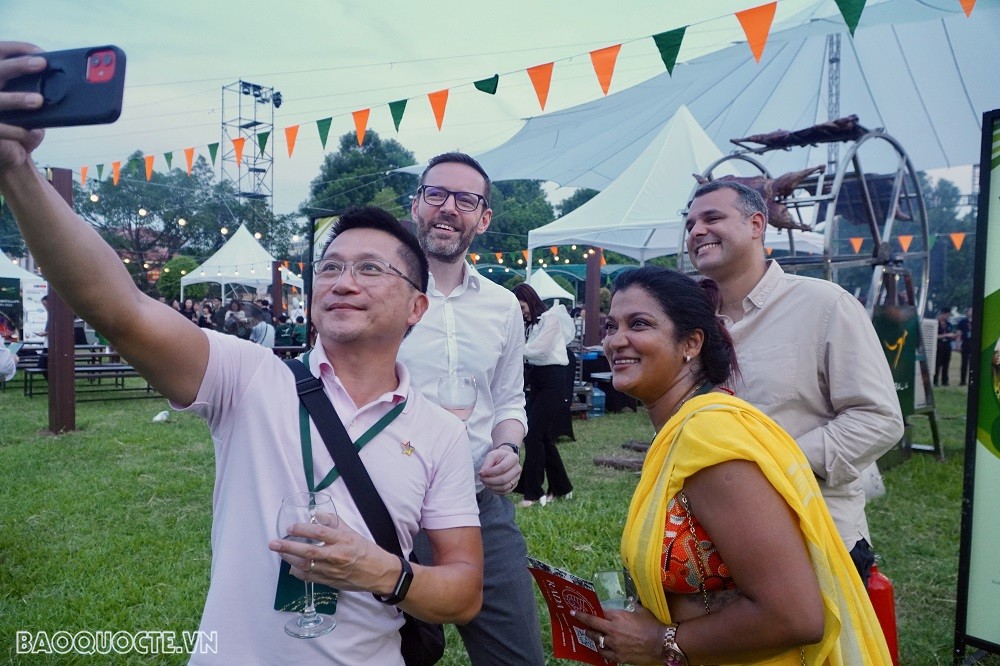 (08.23) Đại sứ Anh tại Việt Nam Iain Frew chụp ảnh cùng các khách mời tại Đại tiệc. (Ảnh: Tuấn Việt)
