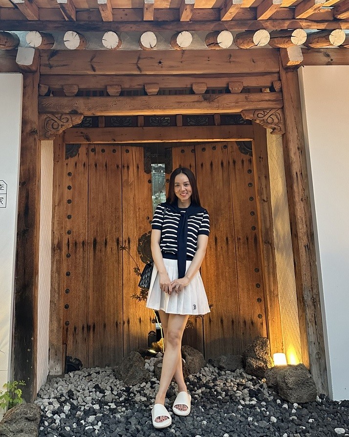 Tại Seoul, Ngọc Hà diện phong cách trẻ trung như nữ sinh, lấy cảm hứng từ thời trang đường phố của giới trẻ Hàn Quốc. Người đẹp cho biết, thường ngày, cô cũng chuộng quần áo của các thương hiệu nội địa Hàn.