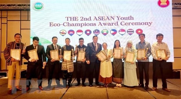 ASEAN honours two eco-schools, two young eco-champions of Vietnam