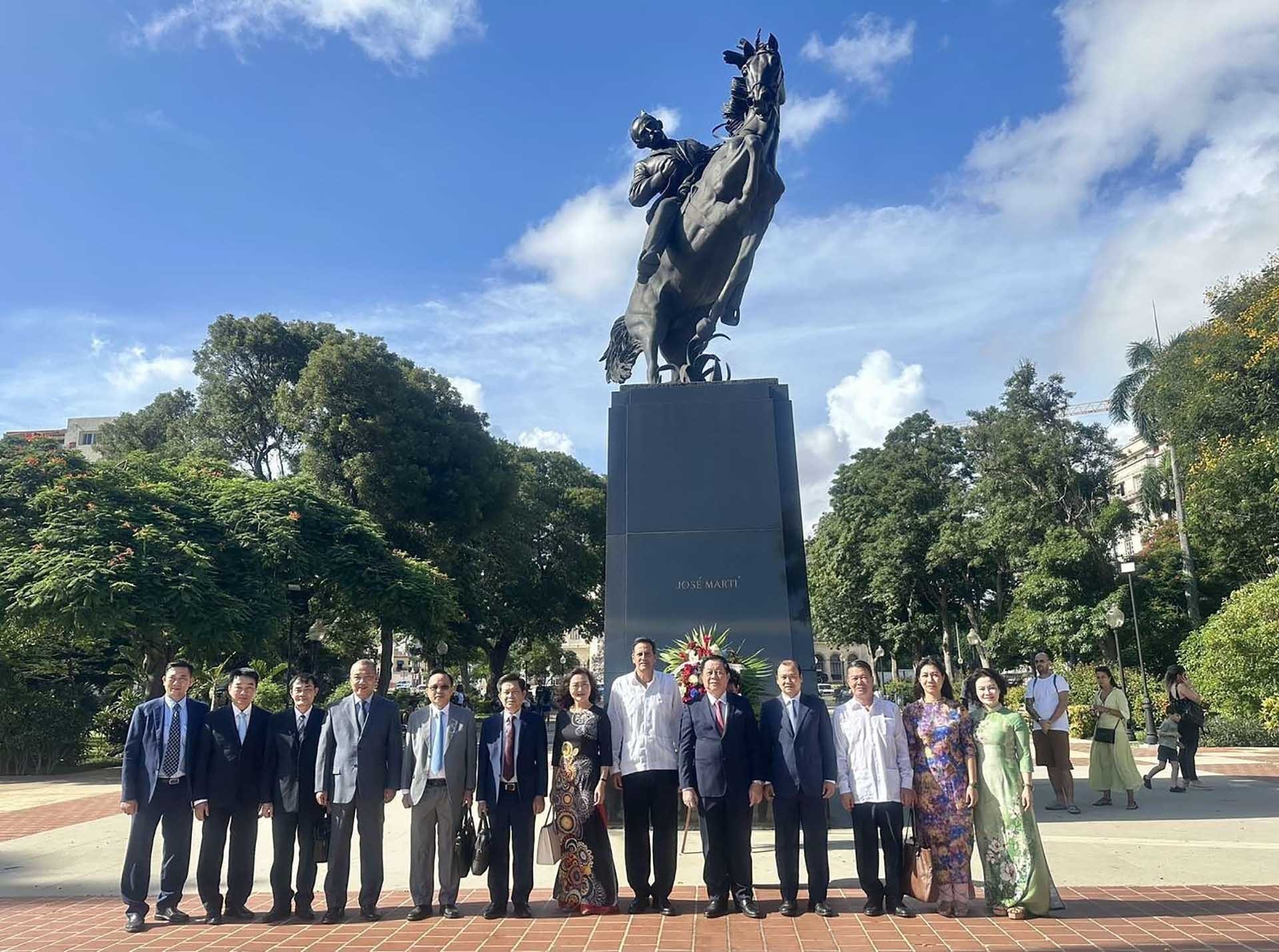 Đồng chí Nguyễn Trọng Nghĩa và đoàn công tác dâng hoa tại Đài tưởng niệm Anh hùng dân tộc Cuba Jose Marti tại thủ đô La Habana. (Nguồn: TTXVN)