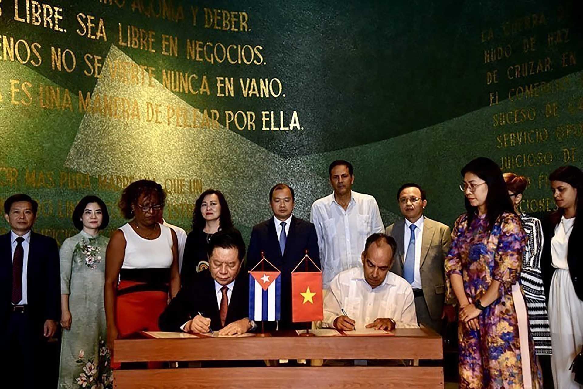 Đồng chí Nguyễn Trọng Nghĩa và đồng chí Rogelio Polanco Fuentes ký Thỏa thuận đẩy mạnh hợp tác giữa Ban Tuyên giáo Trung ương và Ban Tư tưởng Trung ương Đảng Cộng sản Cuba. (Nguồn: TTXVN)