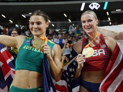 Hai vận động viên cùng nhận Huy chương vàng giải vô địch điền kinh thế giới