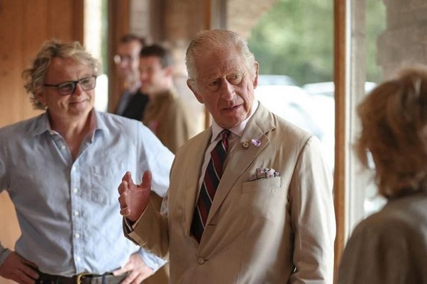 Vua Charles III của Anh nói chuyện với các nhân viên tại Trang trại Phô mai Poacher trong chuyến thăm Lincolnshire vào ngày 24/7/2023 tại Ulceby, Anh. (Nguồn: Reuters)