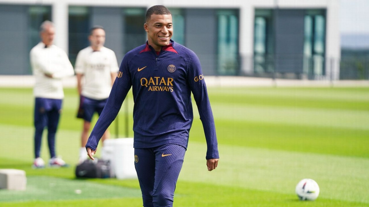 cầu thủ ngày 25/8: PSG đàm phán gia hạn Mbappe;