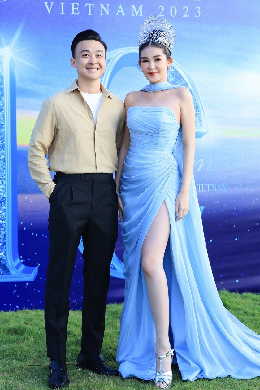 Show diễn ra từ 6h sáng nên Phan Tô Ny dậy sớm hỗ trợ vợ. Anh mặc quần tây đen phối cùng áo sơ mi, Hoa hậu Ngân Anh diện đầm tôn dáng.