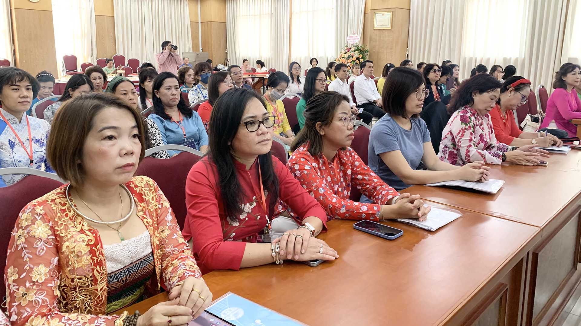 Các học viên của khóa tập huấn giảng dạy tiếng Việt cho giáo viên người Việt Nam ở nước ngoài. (Ảnh: An Bình)