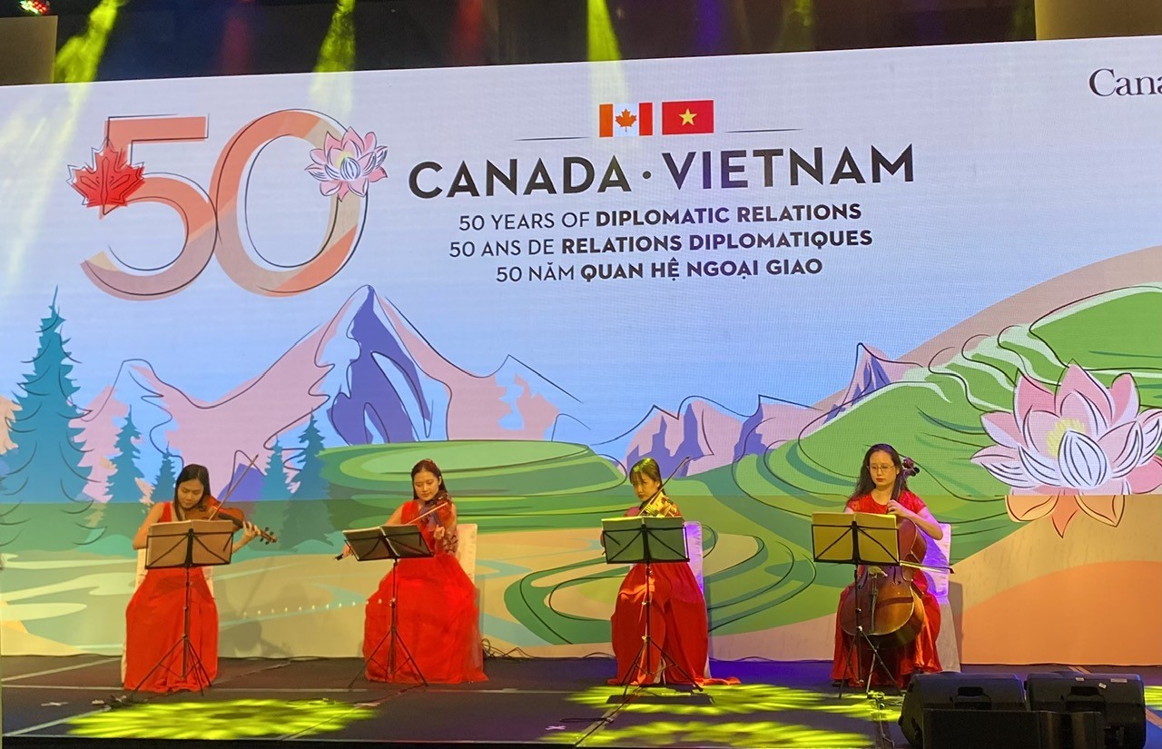 (08.25) Một số tiết mục văn nghệ tại buổi lễ. (Nguồn: (08.25) Bộ trưởng Bộ Y tế Đào Hồng Lan phát biểu tại Lễ kỷ niệm 50 năm thiết lập quan hệ ngoại giao Việt Nam-Canada. (Nguồn: Đại sứ quán Canada tại Việt Nam)