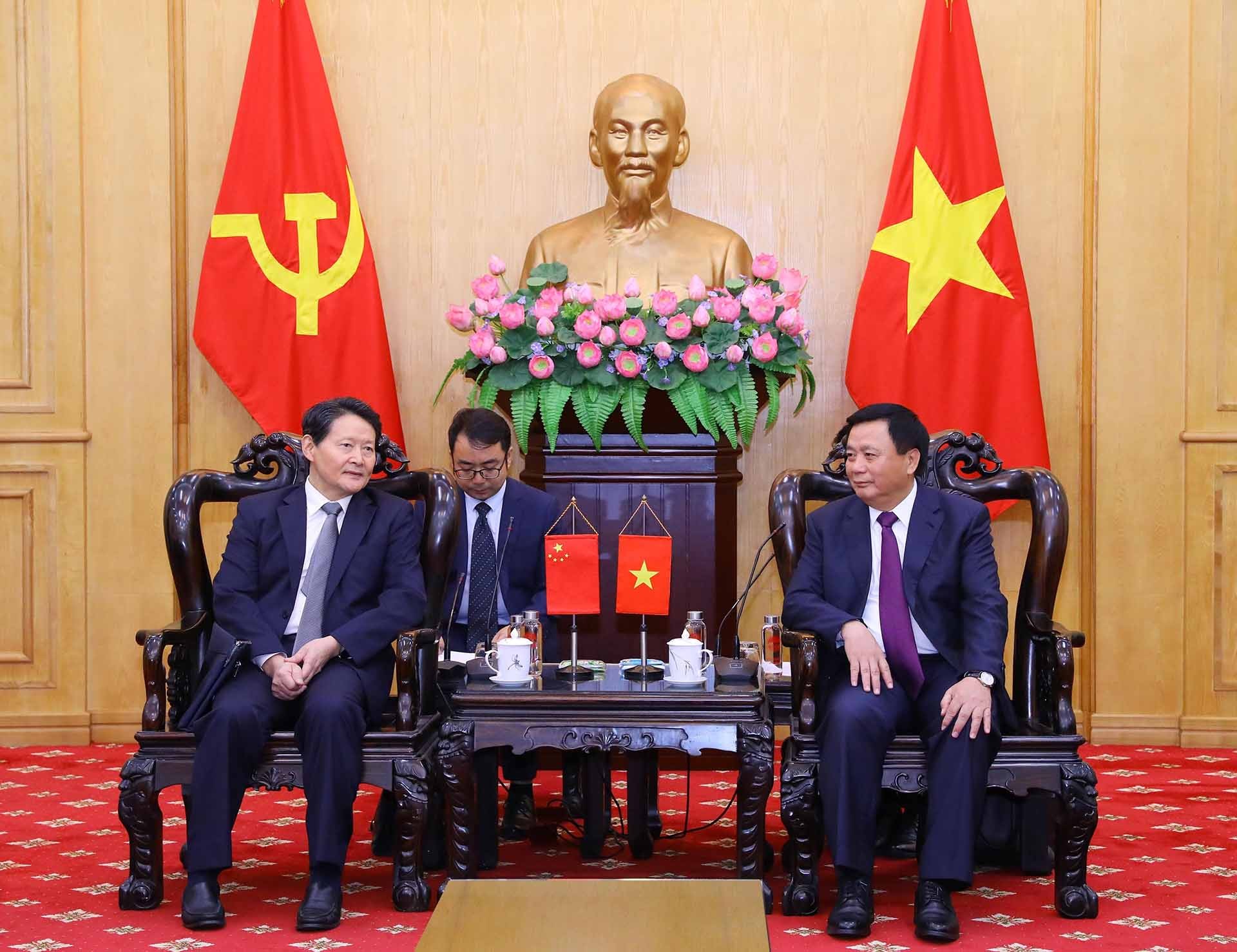 Đồng chí Nguyễn Xuân Thắng tiếp Chủ tịch Hội Nghiên cứu xây dựng Đảng toàn quốc Trung Quốc Lý Trí Dũng. (Nguồn: TTXVN)