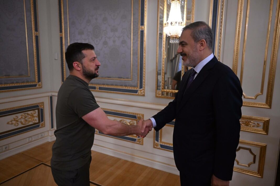 Ngoại trưởng Thổ Nhĩ Kỳ Hakan Fidan đã gặp Tổng thống nước chủ nhà Volodymyr Zelensky, tại Kiev, ngày 25/8. (Nguồn: Bộ Ngoại giao Thổ Nhĩ Kỳ)
