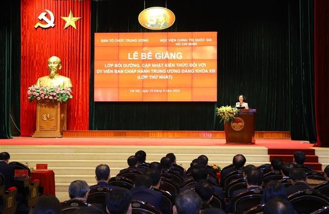 Đồng chí Trương Thị Mai phát biểu chỉ đạo và bế giảng lớp học. (Nguồn: TTXVN)