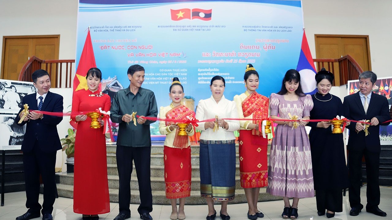 Exhibition on Vietnamese culture and people opens in Laos