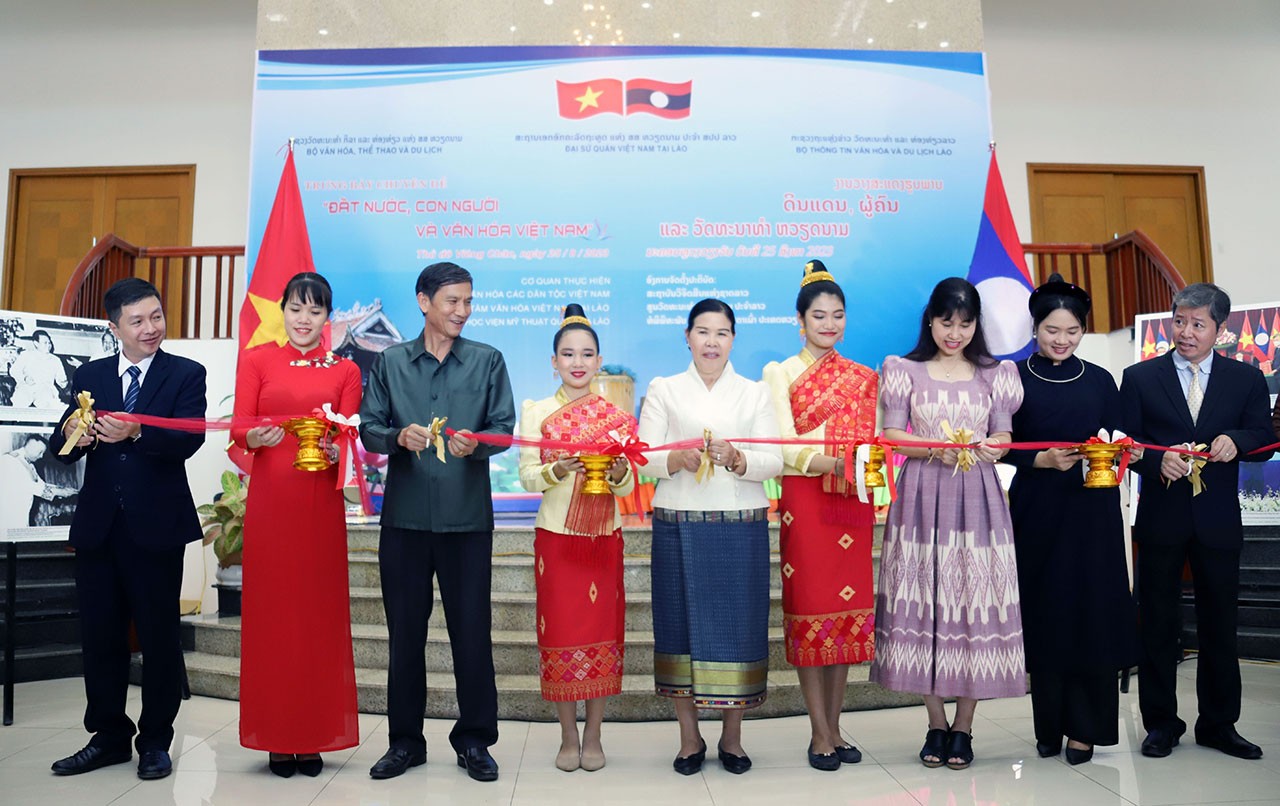 Lễ cắt băng khai mạc Trưng bày chuyên đề về Đất nước, con người và văn hóa Việt Nam. (Nguồn: TTXVN)