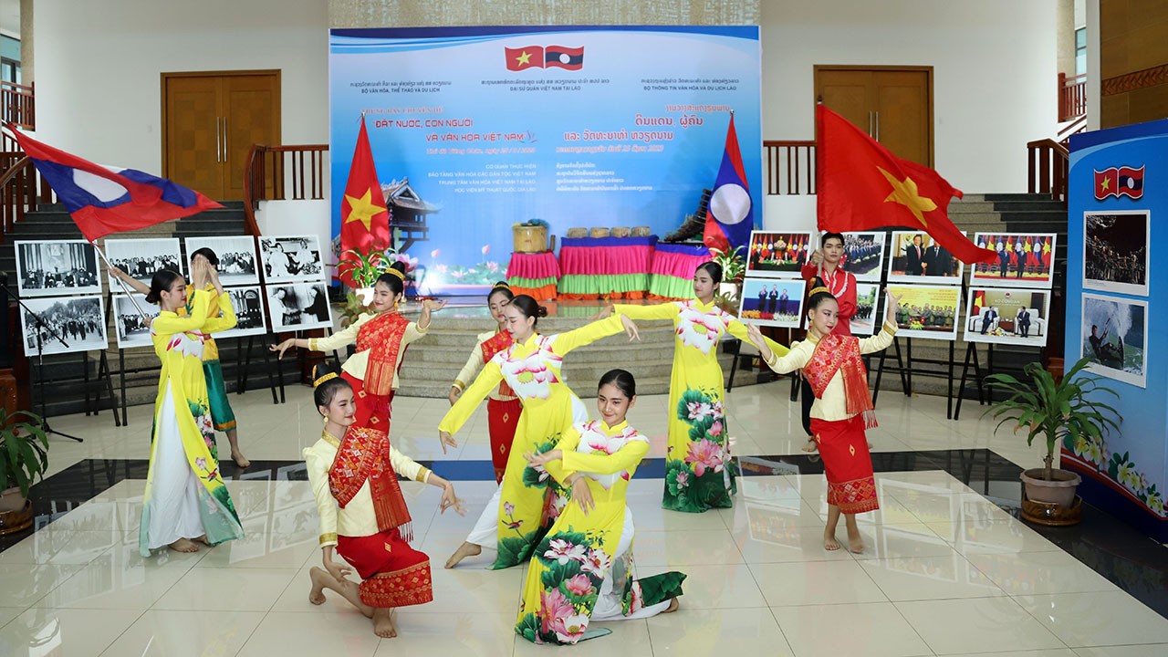 Một tiết mục nghệ thuật ca ngợi về quan hệ Lào - Việt tại lễ khai mạc Trưng bày. (Nguồn: TTXVN)