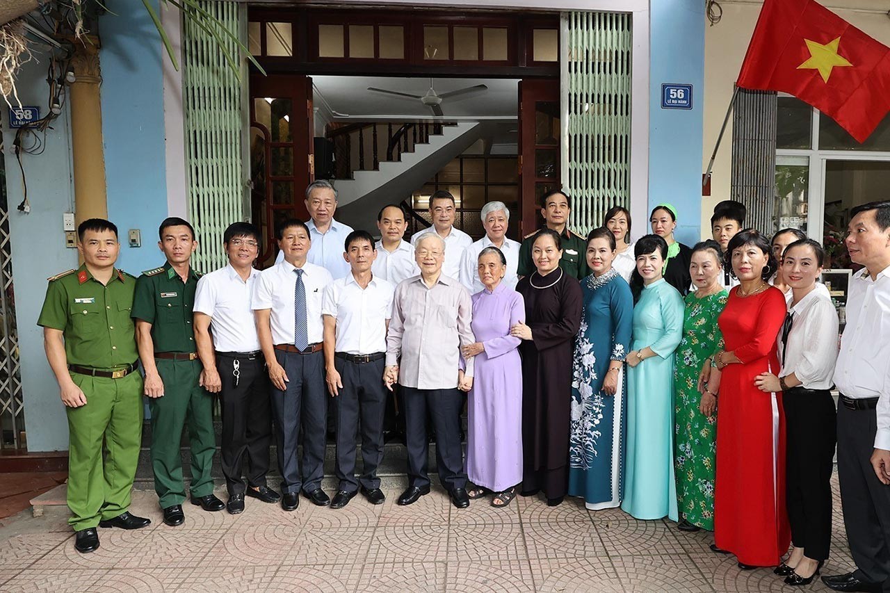 Trong ảnh:Tổng Bí thư Nguyễn Phú Trọng và các đại biểu với gia đình bà Bạch Thị Khôi. (Nguồn: TTXVN)