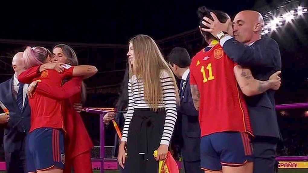 Chủ tịch Liên đoàn bóng đá Tây Ban Nha 'lật kèo', nhiều ngôi sao xin rời đội tuyển nữ, hàng loạt quan tuyên bố nghỉ việc