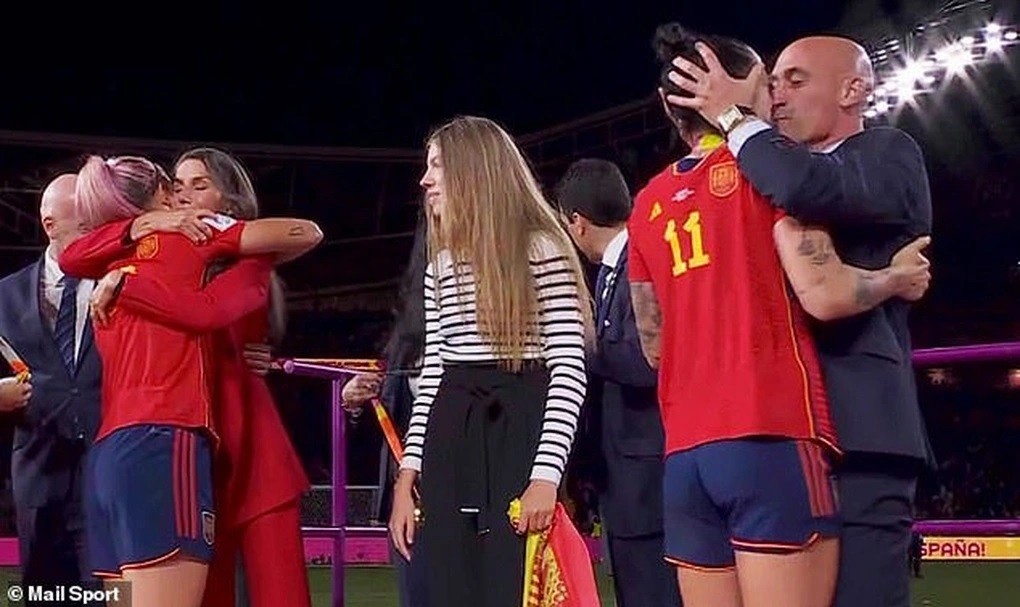 Màn khóa môi gây tranh cãi của Chủ tịch Luis Rubiales với nữ cầu thủ Jenni Hermoso ở lễ đăng quang chức vô địch World Cup 2023 của đội tuyển nữ Tây Ban Nha (Nguồn: Mail Sport).