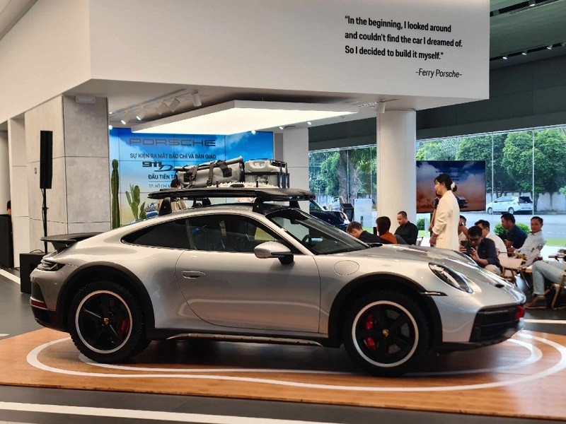 Cận cảnh siêu xe thể thao Porsche 911 Dakar 2023 vừa ra mắt tại Việt Nam