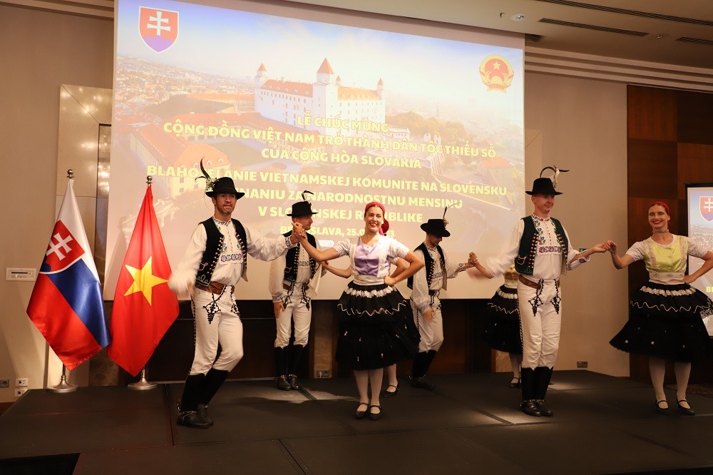 Lễ chúc mừng cộng đồng người Việt Nam tại Slovakia được công nhận dân tộc thiểu số của sở tại