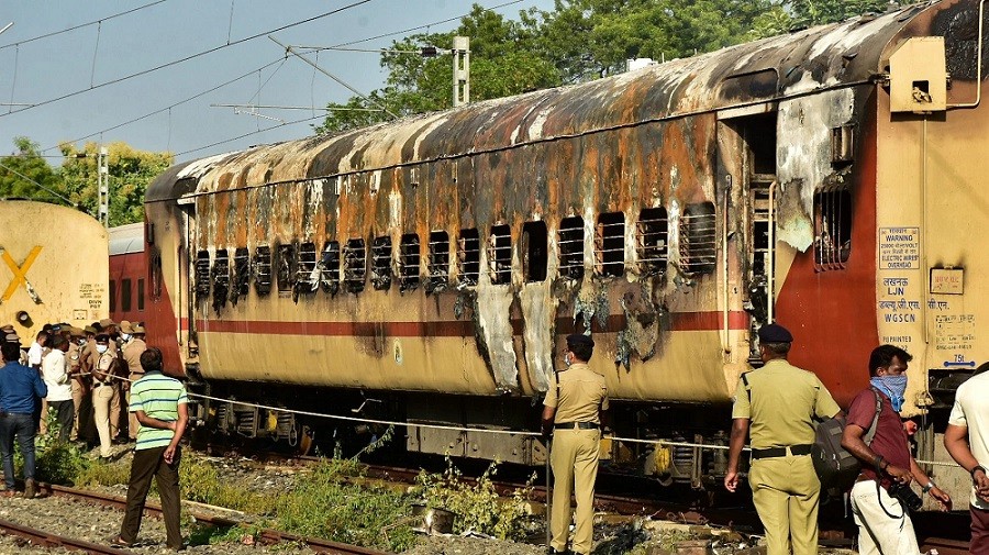 (08.26) Hình ảnh của toa tàu sau vụ nổ tại ga Madurai, bang Tamil Nadu, Ấn Độ ngày 26/8. (Nguồn: PTI)