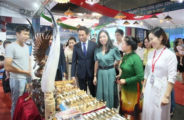 Representatives from agencies of Hanoi and Quang Ninh visit booths at the exhibition. (Photo: VNA)