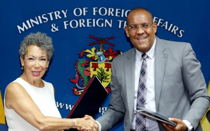 Bộ trưởng Ngoại giao Barbados Kerrie Symmonds và Giám đốc IOM khu vực Trung, Bắc Mỹ và Caribe Michele Klein-Solomon ký thỏa thuận thành lập văn phòng điều phối khu vực Caribe của tổ chức này tại thủ đô Bridgetown. (Nguồn: Barados Today)