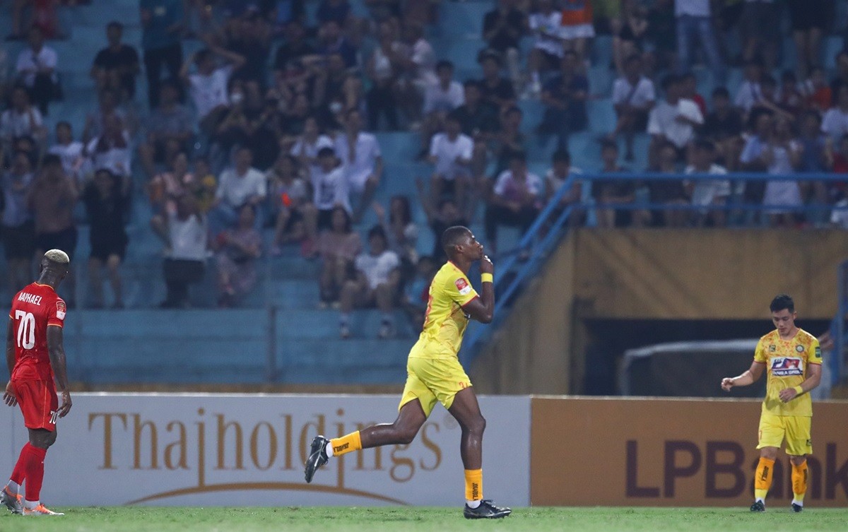 Phút 64, tiền đạo Bruno (giữa) ghi bàn gỡ hòa 1-1 cho CLB Thanh Hóa. Kết quả này được giữ nguyên cho tới khi trọng tài thổi còi kết thúc trận đấu. 