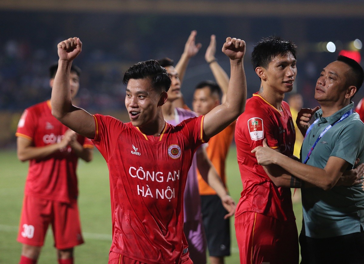 Văn Thanh cùng đồng đội ăn mừng phấn khích sau trận đấu.