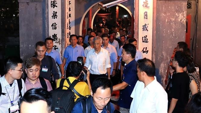 Thủ tướng Singapore Lý Hiển Long dạo Hồ Hoàn Kiếm, thưởng thức món ăn Hà Nội