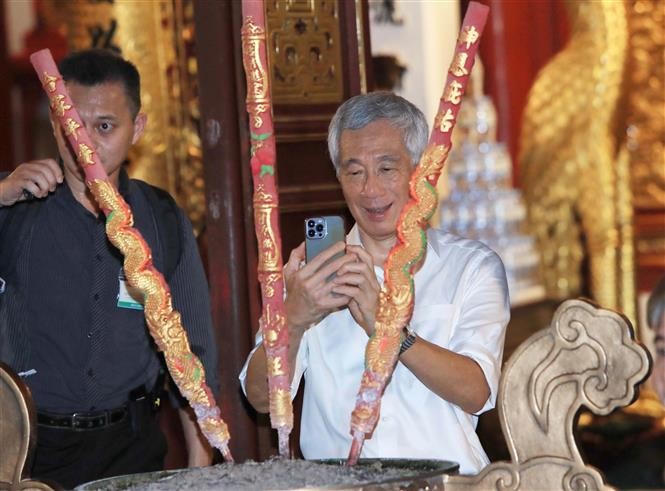 Thủ tướng Singapore Lý Hiển Long dạo Hồ Hoàn Kiếm, thưởng thức món ăn Hà Nội