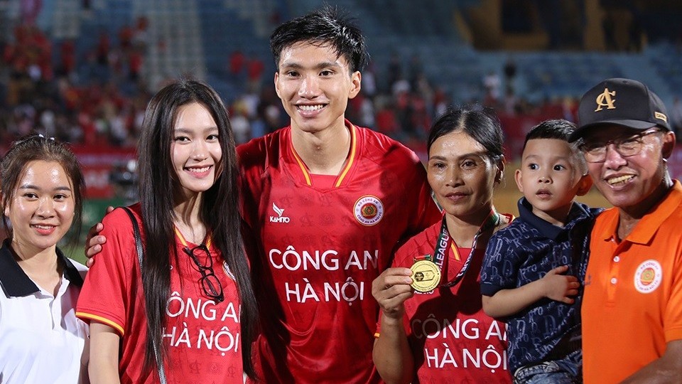 Bạn gái, gia đình xuống sân mừng Văn Hậu và CLB Công an Hà Nội đoạt Huy chương vàng V-League 2023