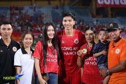 Bạn gái, gia đình xuống sân mừng Văn Hậu và CLB Công an Hà Nội đoạt Huy chương vàng V-League 2023