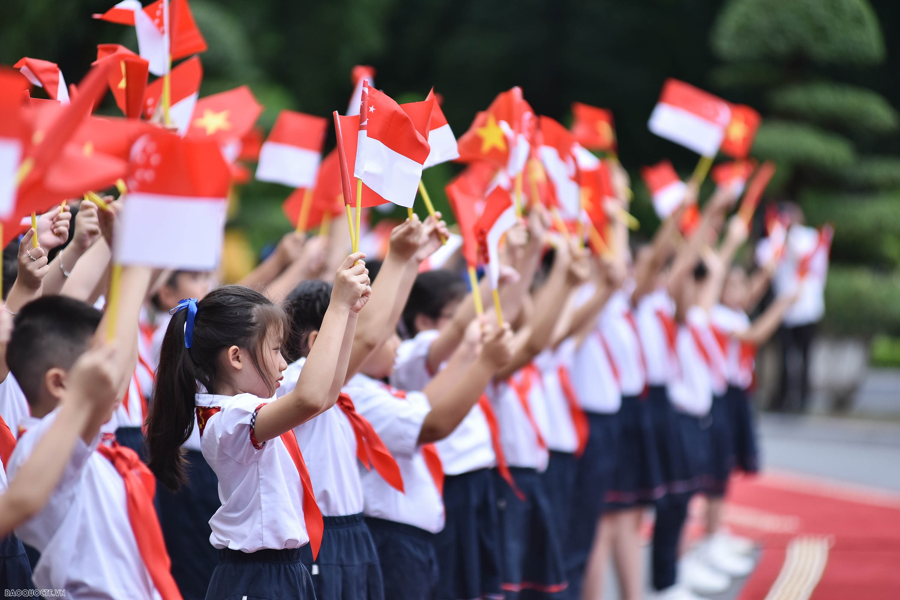 Official welcome ceremony held for Singaporean Prime Minister Lee Hsien Loong