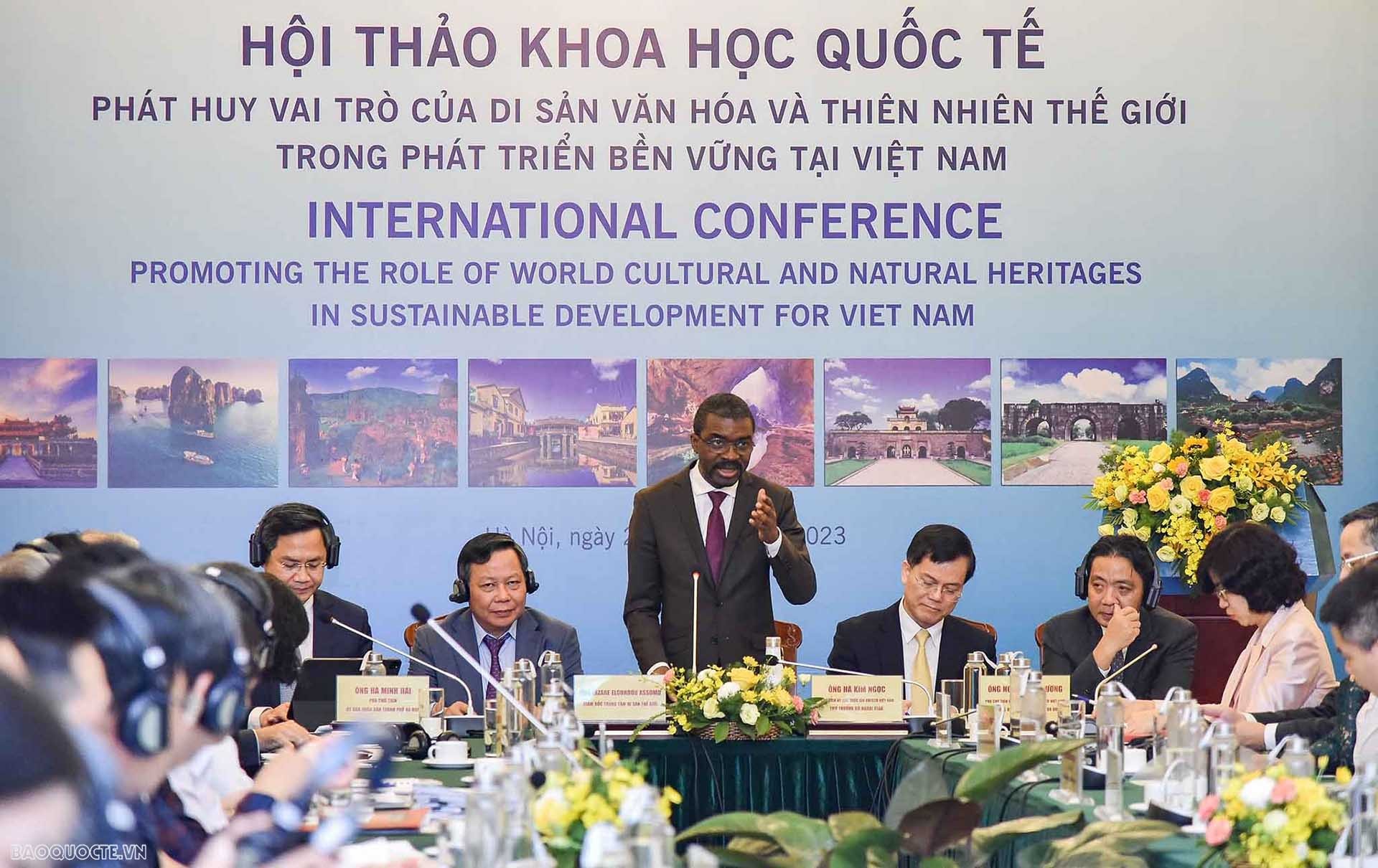 Giám đốc Trung tâm Di sản thế giới UNESCO Lazare Eloundou Assomo phát biểu tại Hội thảo quốc tế  “Phát huy vai trò của Di sản văn hóa và thiên nhiên thế giới trong phát triển bền vững tại Việt Nam” ngày 24/3.  (Ảnh: Nguyễn Hồng)