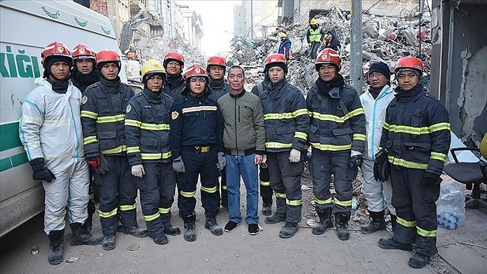 Đại sứ Đỗ Sơn Hải (giữa) tại hiện trường vụ động đất tại Thổ Nhĩ Kỳ. (Nguồn: ĐSQ Việt Nam tại Thổ Nhĩ Kỳ)