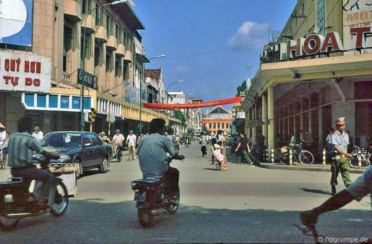 (08.28) Ngã tư phố Tràng Tiền - Đinh Tiên Hoàng tại thành phố Hà Nội năm 1991. (Nguồn: Hans-Peter Grumpe)