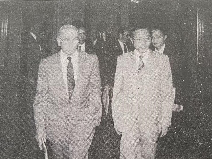 (08.28) Đặc phái viên của Tổng thống Mỹ Ronald Reagan về MIA ở Việt Nam, ông John Vessey (bên trái) và Bộ trưởng Ngoại giao Nguyễn Mạnh Cầm ngày 30/1/1992. (Ảnh: Tư liệu)