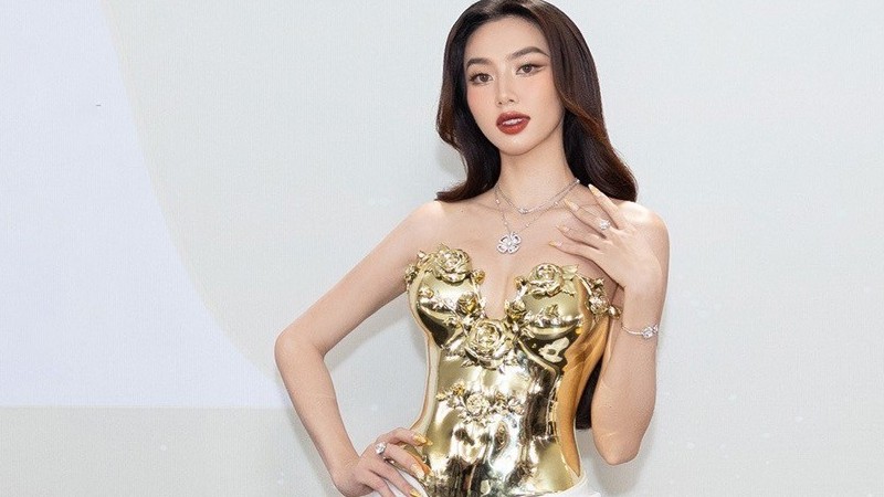 Sao Việt: Hoa hậu Hà Kiều Anh diện đầm xuyên thấu, Hoa hậu Thùy Tiên hóa nữ thần