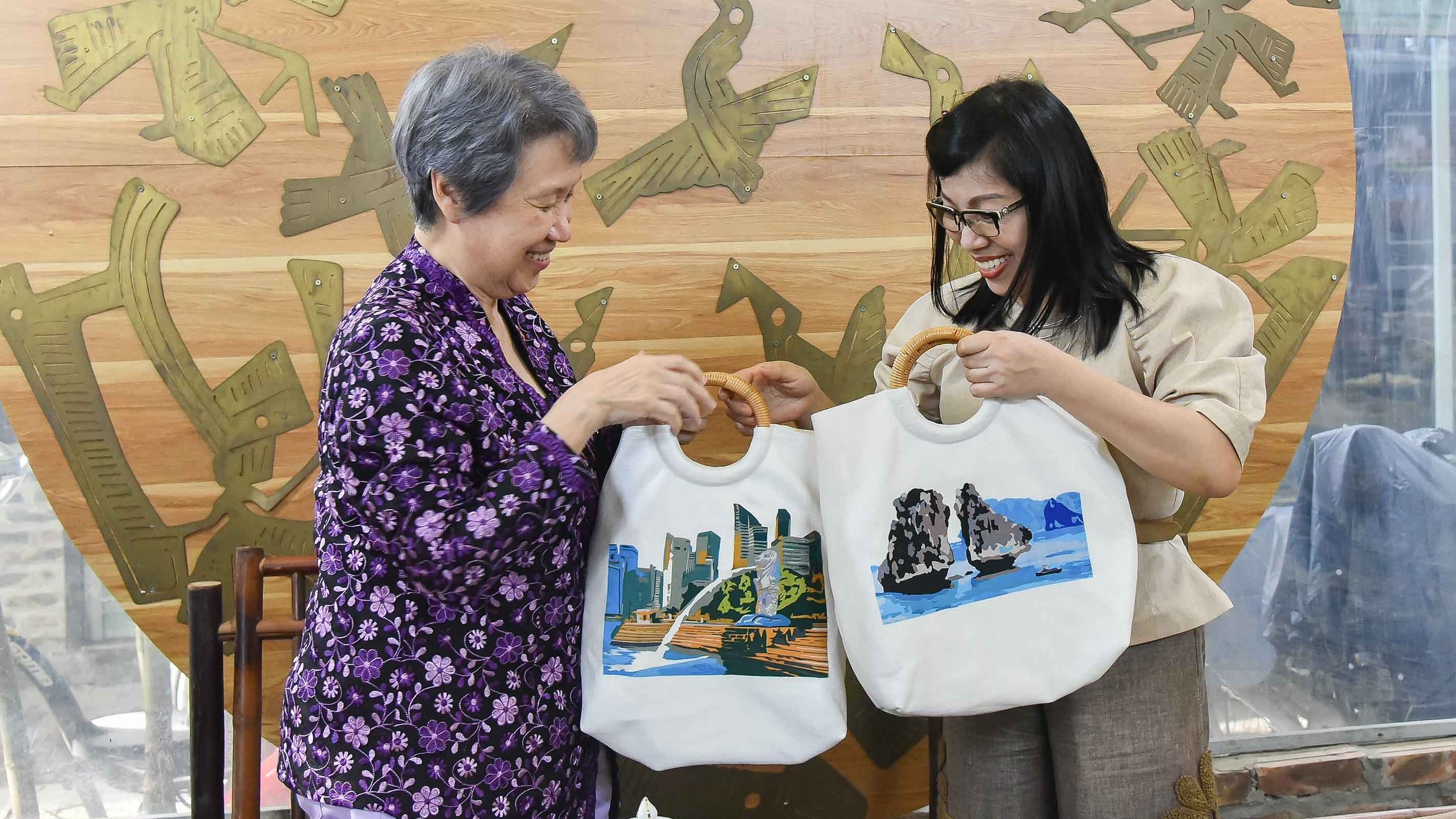 Phu nhân Thủ tướng Việt Nam và Singapore trải nghiệm làm tranh ghép vải tại Vụn Art