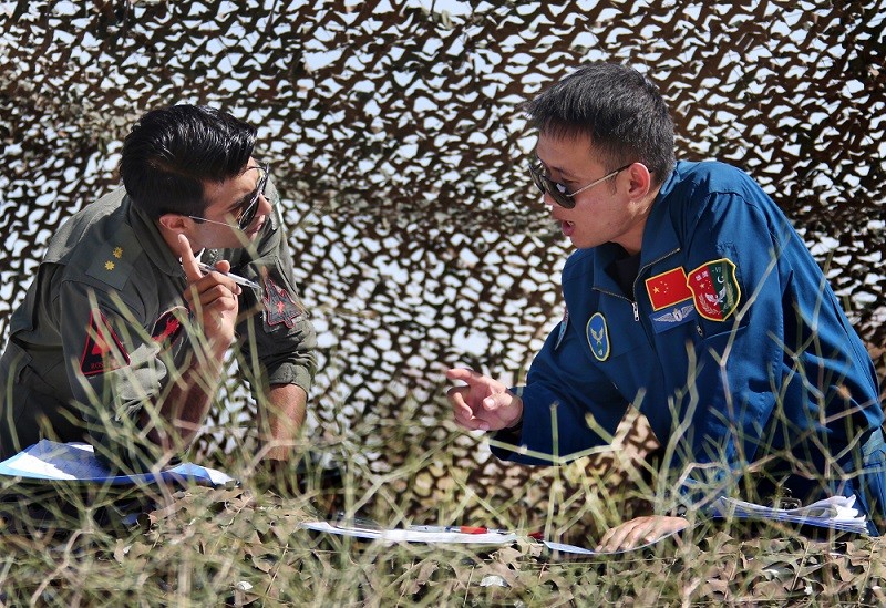 (08.28) Binh sĩ Pakistan (bên trái) và Trung Quốc trong một cuộc tập trận không quân chung. (Nguồn: Bộ Quốc phòng Trung Quốc)